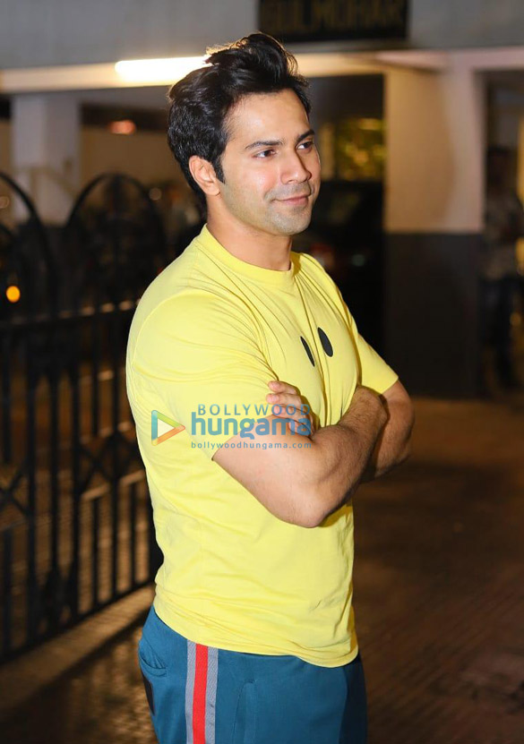 Photos: Varun Dhawan snapped in Juhu Photos: Varun Dhawan snapped in Juhu
