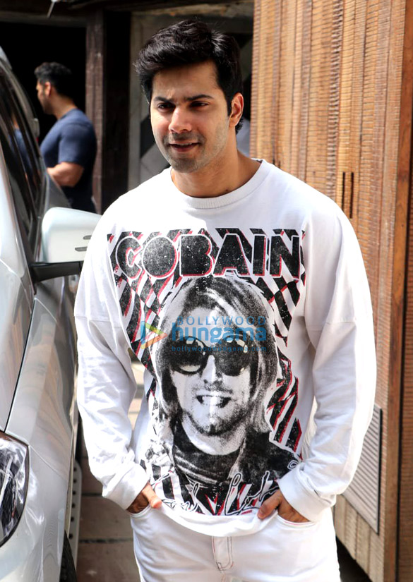 Photos: Varun Dhawan spotted at gym in Juhu Photos: Varun Dhawan spotted at gym in Juhu