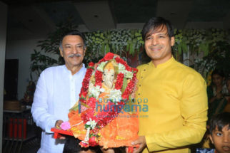 Photos: Vivek Oberoi, Suresh Oberoi and others snapped during Ganpati Visarjan 2019