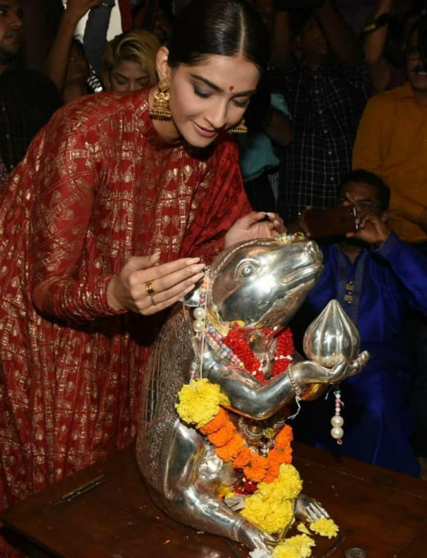 Sonam Kapoor visits Andheri Cha Raja to seek blessing from Lord Ganesha for The Zoya Factor Sonam Kapoor visits Andheri Cha Raja to seek blessing from Lord Ganesha for The Zoya Factor