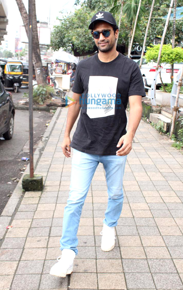 vicky kaushal snapped at apple store in andheri 2