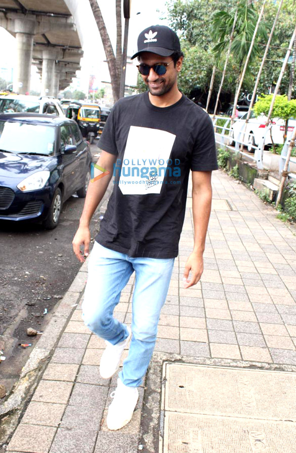 vicky kaushal snapped at apple store in andheri 3