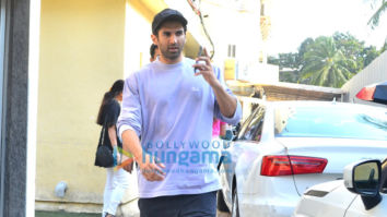 Photos: Aditya Roy Kapur, Shilpa Shetty and others snapped in Juhu