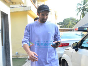 Photos: Aditya Roy Kapur, Shilpa Shetty and others snapped in Juhu