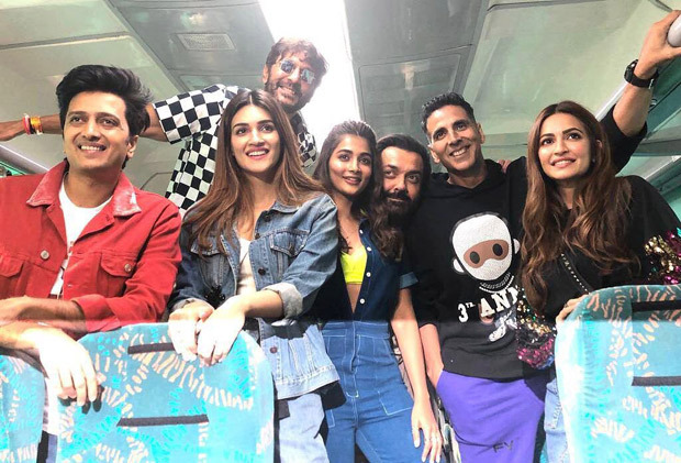 Housefull 4 From Bala challenge to antakshari, pyjama party to housie, Akshay Kumar's train journey is absolutely LIT! 