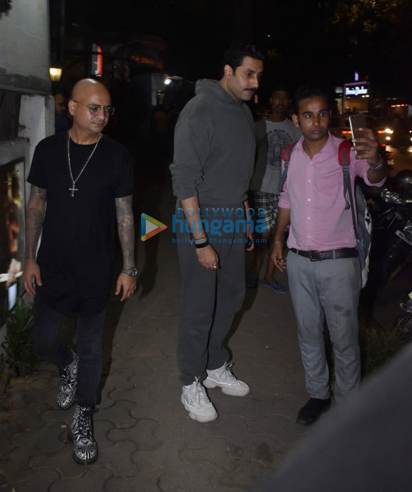 photos abhishek bachchan snapped at hakim aalims salon in bandra 3
