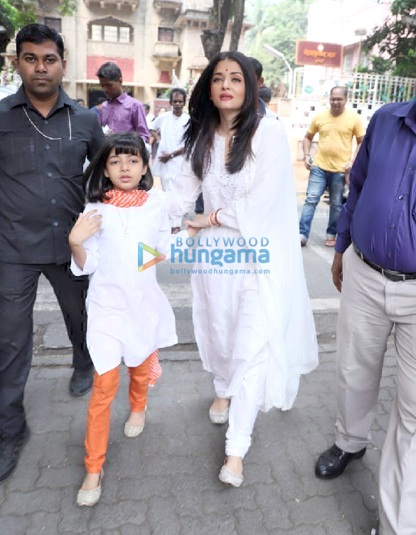 photos aishwarya rai bachchan and aaradhya bachchan snapped at ramakrishna mission for dussehra puja 3
