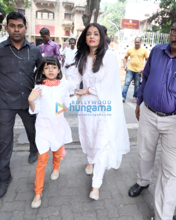 Photos: Aishwarya Rai Bachchan and Aaradhya Bachchan snapped at Ramakrishna Mission for Dussehra Puja Photos: Aishwarya Rai Bachchan and Aaradhya Bachchan snapped at Ramakrishna Mission for Dussehra Puja
