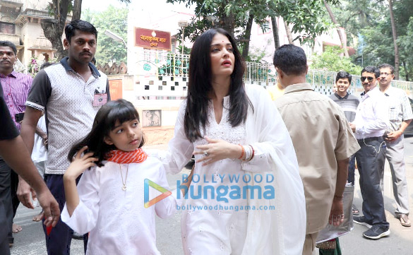 photos aishwarya rai bachchan and aaradhya bachchan snapped at ramakrishna mission for dussehra puja 6