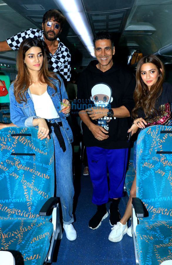 photos akshay kumar bobby deol kriti sanon and others snapped promoting their film housefull 4 4