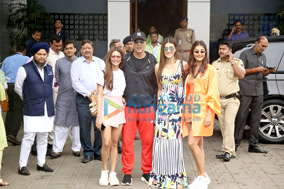 photos akshay kumar kriti sanon pooja hegde and others snapped at the airport 6