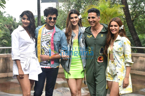photos akshay kumar kriti sanon and others snapped promoting their film housefull 4 4