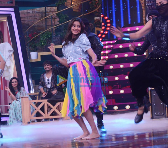 photos ananya panday and chunky pandey snapped on the sets of the show movie masti with manish pauls show 002