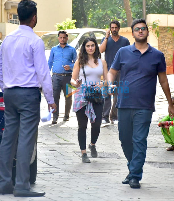 photos arjun rampal and gabrielle snapped searching for a new house in bandra 3