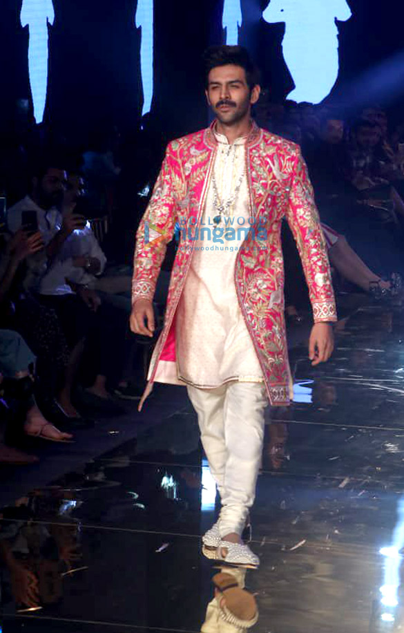 photos celebs grace abu jani and sandeep khoslas fashion show1 2