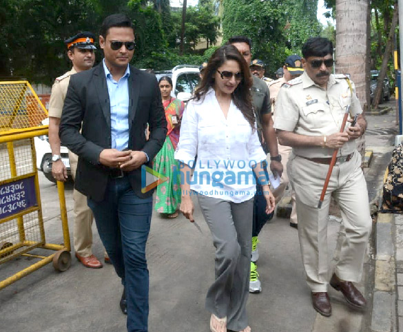 photos celebs snapped exercising their right to vote at the maharastra state elections2 2