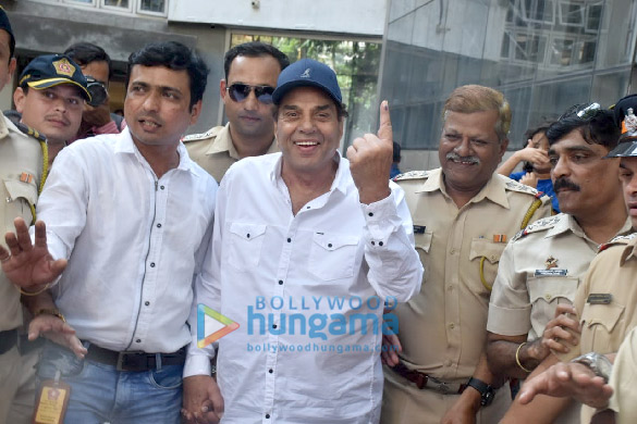 photos celebs snapped exercising their right to vote at the maharastra state elections5 5