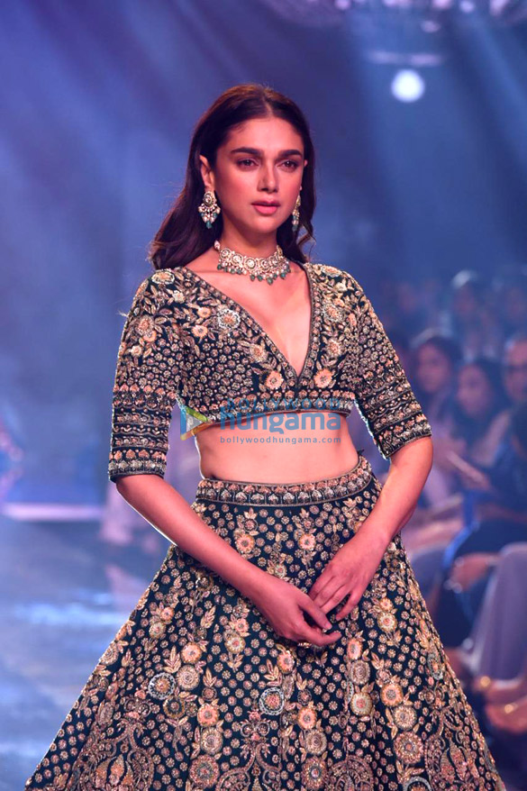 photos daisy shah and mugdha godse walks the ramp as the show stopper for the bombay times fashion week 3