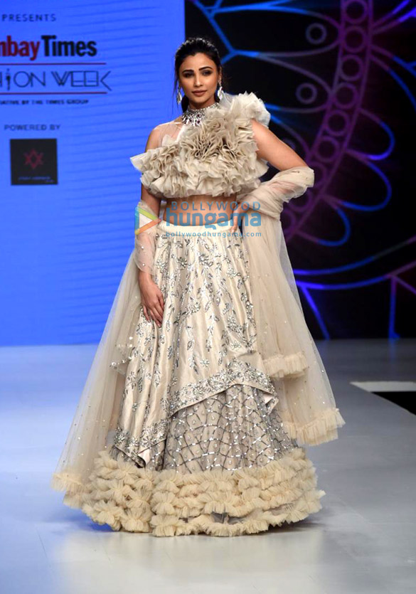 photos daisy shah walks the ramp as the show stopper for pallavi goyal at the bombay times fashion week 6
