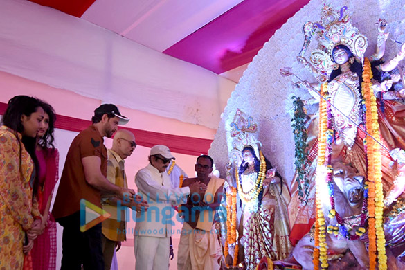 photos hrithik roshan and rakesh roshan snapped attending durga puja at the biswajeet chaterjee pandal in juhu 3