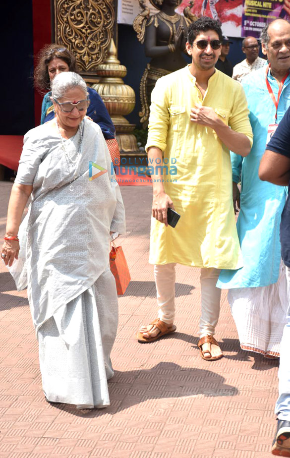photos jaya bachchan ayan mukerji and prachi shah snapped visiting durga pandal 1