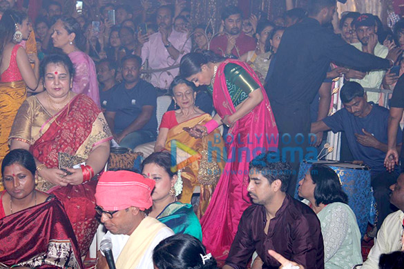 photos kajol snapped with mom tanuja celebrating durja puja 2