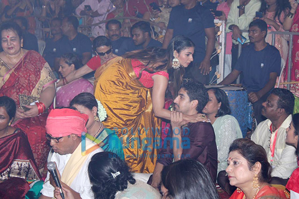 photos kajol snapped with mom tanuja celebrating durja puja 3