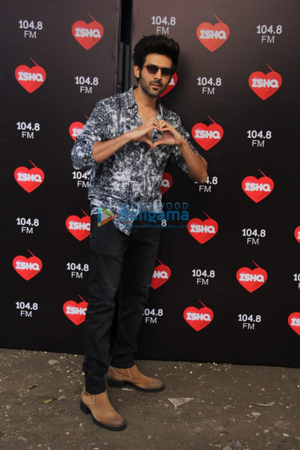 photos kareena kapoor khan kartik aaryan and raveena tandon spotted at mehboob studios in bandra for ishq 104 8 fm 1