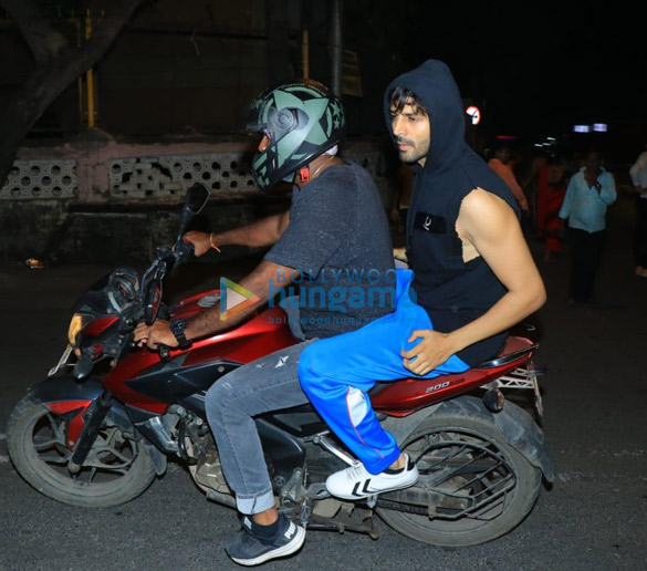 photos kartik aaryan snapped on a bike in juhu 2 2