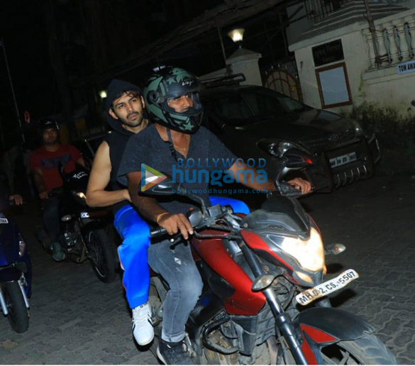 photos kartik aaryan snapped on a bike in juhu 3 2