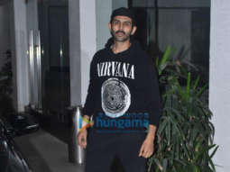 Photos: Kartik Aaryan spotted at a dubbing studio in Juhu