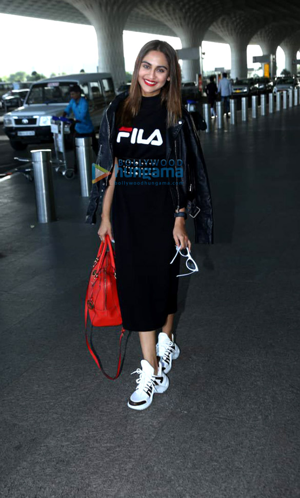 photos kiara advani vicky kaushal priyanka chopra jonas adah sharma and others snapped at the airport 2