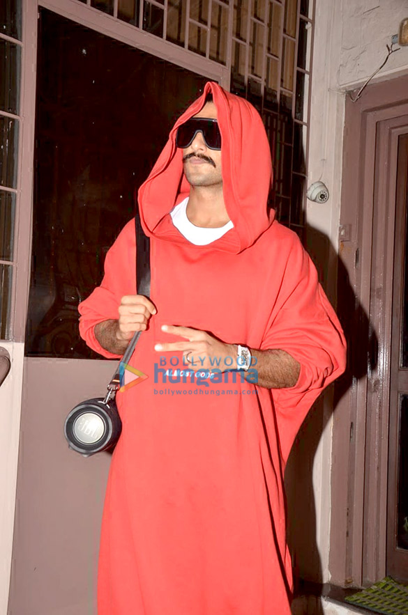 Photos: Ranveer Singh snapped at a dubbing studio in Bandra Photos: Ranveer Singh snapped at a dubbing studio in Bandra