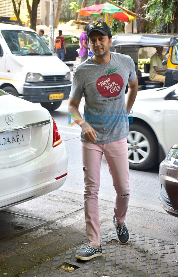 photos riteish deshmukh and genelia dsouza spotted at starbucks in khar 3
