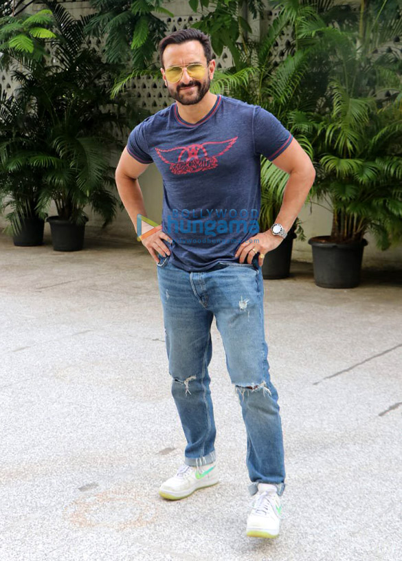 Photos: Saif Ali Khan spotted during the promotions of Laal Kaptaan Photos: Saif Ali Khan spotted during the promotions of Laal Kaptaan