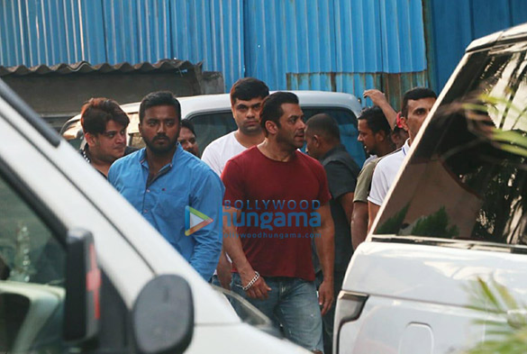 photos salman khan and anand pandit snapped in bandra 5