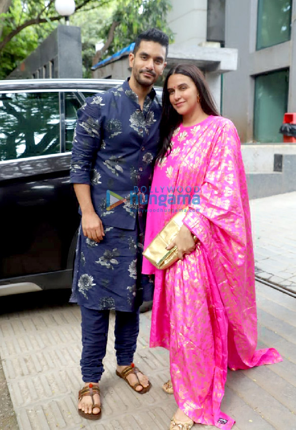 photos sara ali khan kartik aaryan vicky kaushal and others snapped at karan johars home for laxmi puja 4