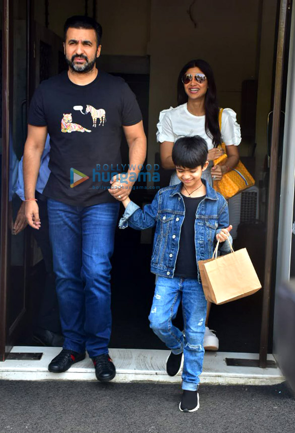 photos shilpa shetty raj kundra snapped with their family at bastian in bandra 3
