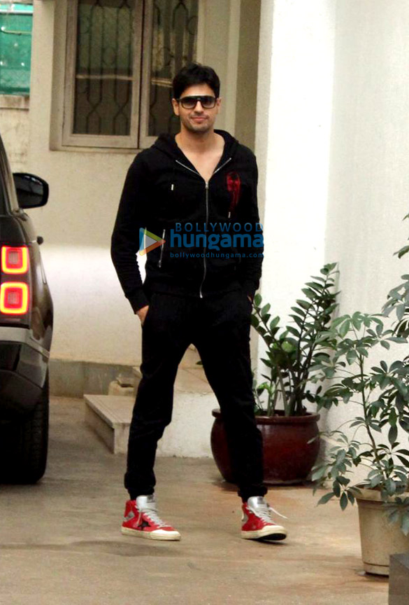 photos sidharth malhotra spotted at sunny super sound in juhu 1 2