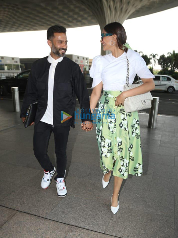 photos sonam kapoor ahuja and anand ahuja snapped at the airport 3