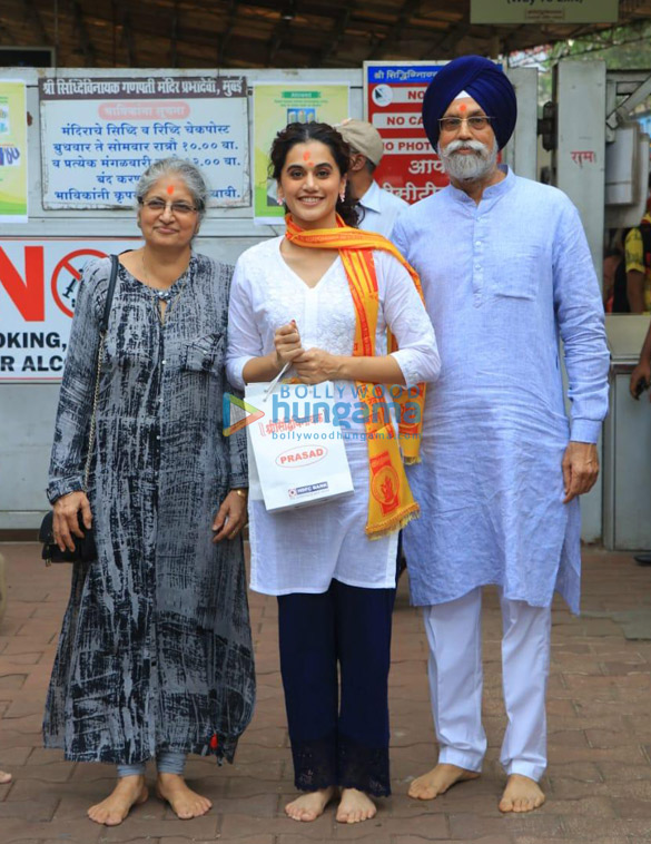 photos taapsee pannu snapped visiting siddhivinayak temple 2