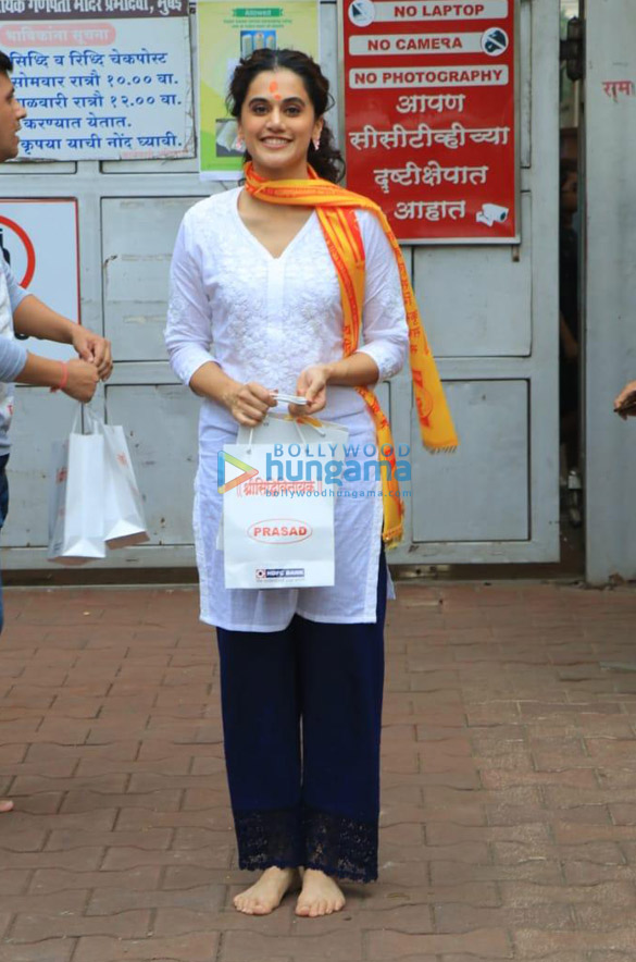 photos taapsee pannu snapped visiting siddhivinayak temple 3