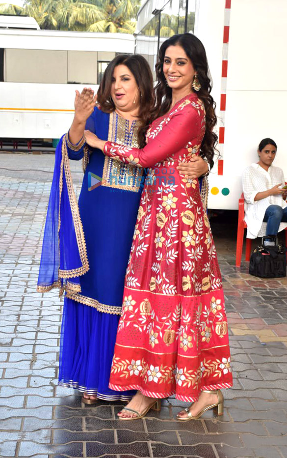 photos tabu and farah khan snapped on the sets of movie masti show 3
