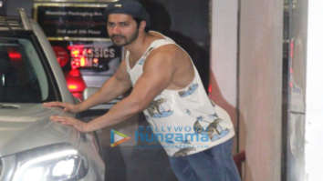 Photos: Varun Dhawan and Arjun Kapoor snapped at the gym