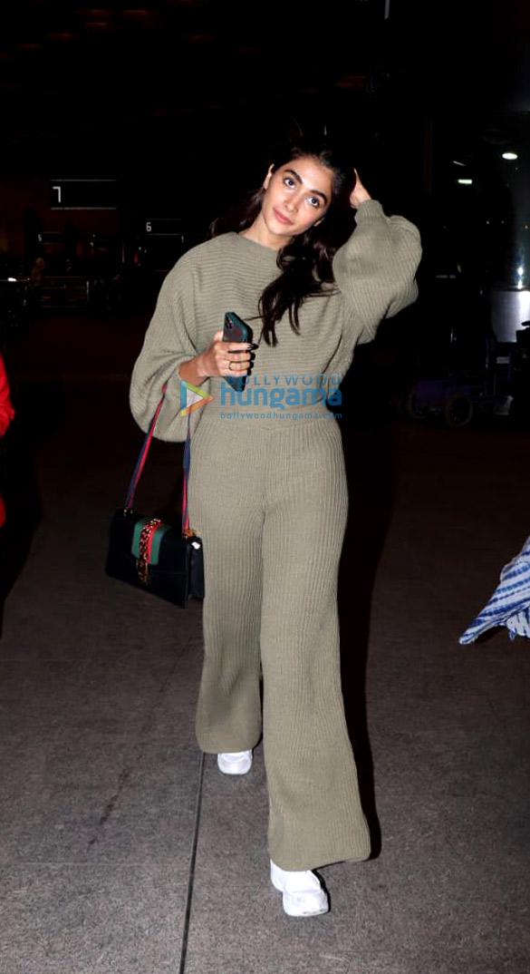 photos warina hussain and pooja hegde snapped at the airport 4