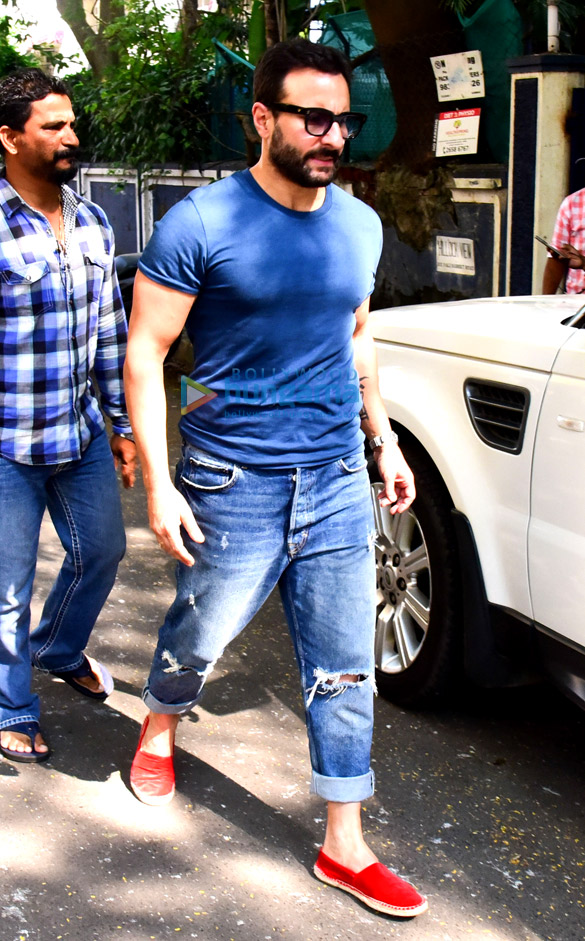 saif ali khan snapped at a dubbing studio in bandra 3