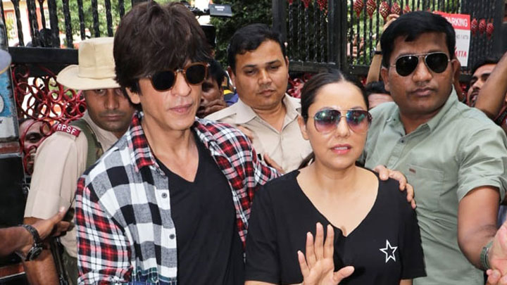 Shah Rukh Khan & Gauri Khan Spotted casting their VOTE in Bandra
