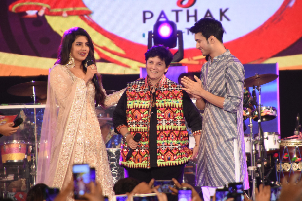 VIDEO: Priyanka Chopra dances to the tunes of 'Chogada' & 'Yaad Piya Ki Aane Lagi' with Falguni Pathak and Rohit Saraf 