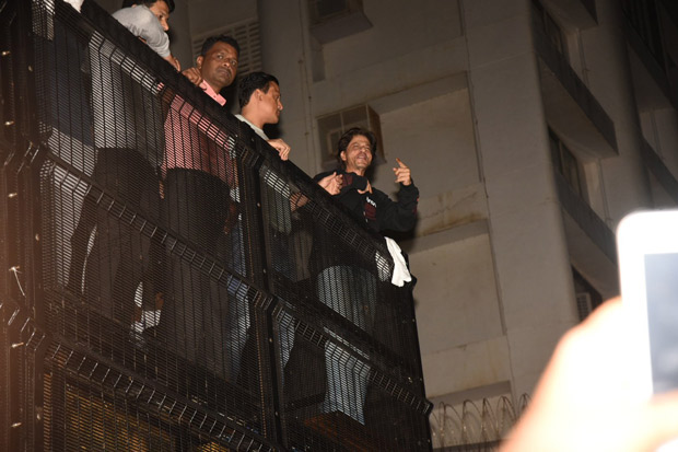 Shah Rukh Khan greets his fans on his 54th birthday at Mannat (watch videos)