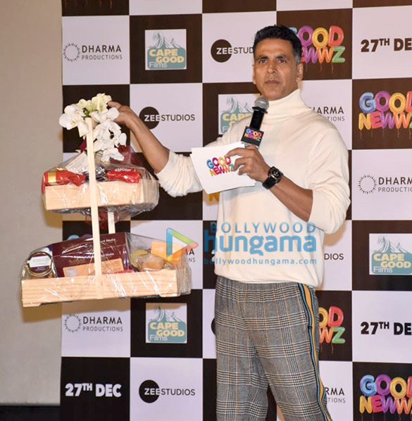 photos akshay kumar kareena kapoor khan kiara advani diljit dosanjh and karan johar grace the trailer launch of good newwz 1 2